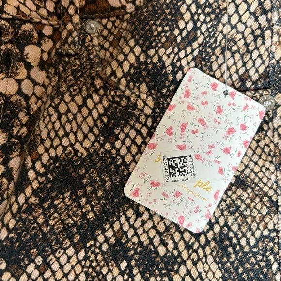 We The Free Faux Snakeskin Print Raw Hem Ankle High Rise Jeggings Sz.31 NWT - Picture 10 of 16
